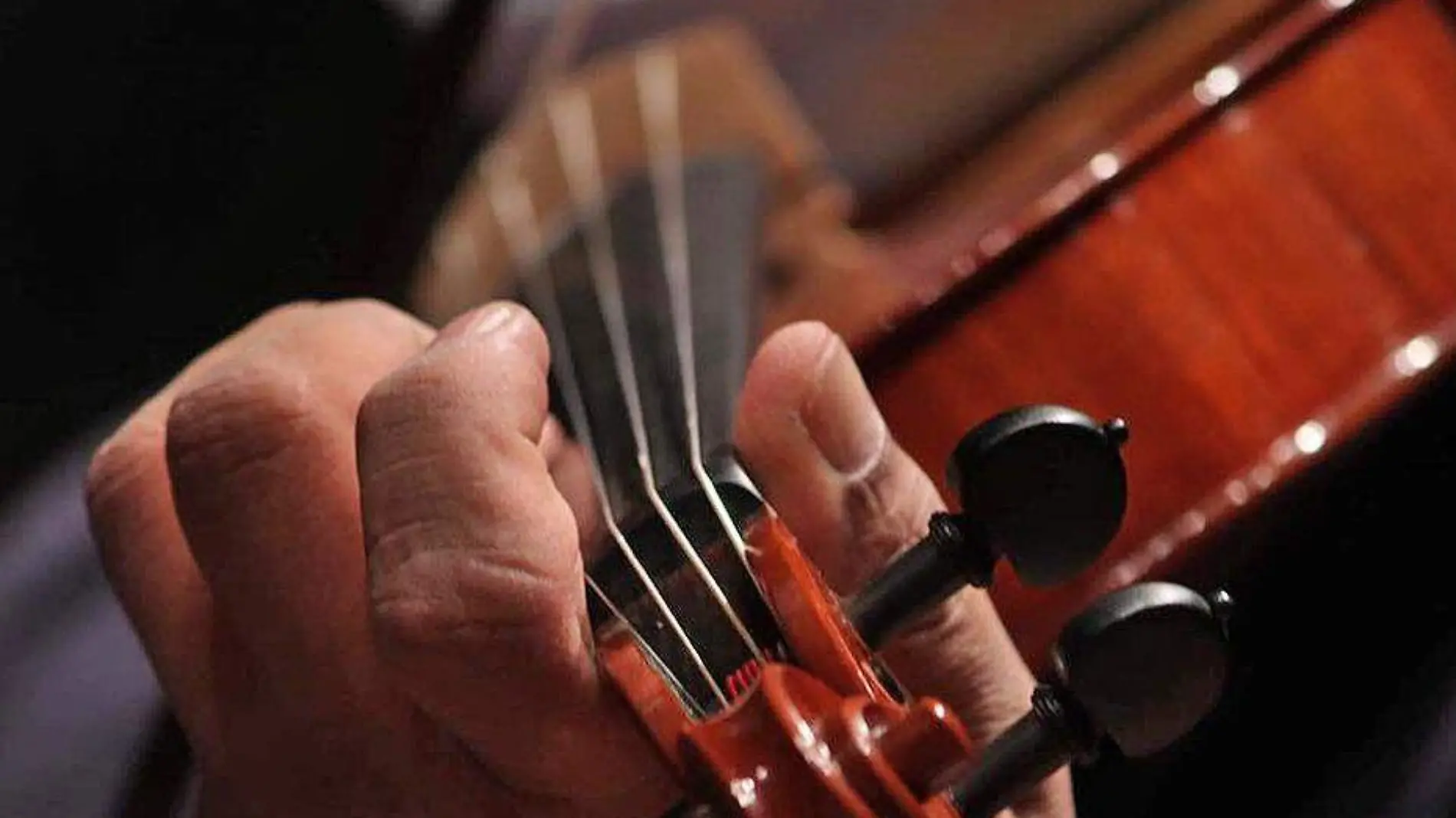 mano tocando violin